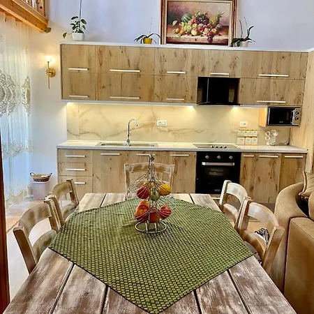 Vila River Escape - Private Beach, Scenic View & Bbq *