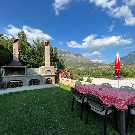 Vila River Escape - Private Beach, Scenic View & Bbq Tepelene