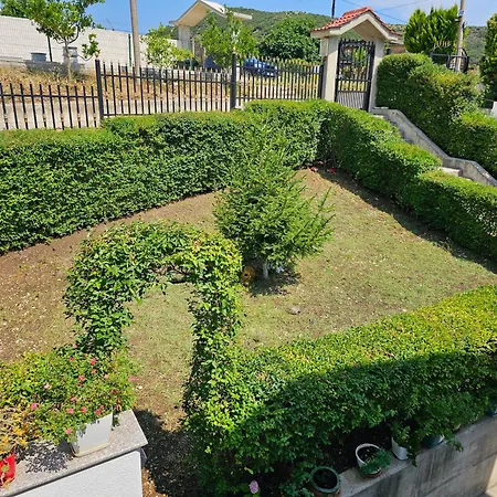 Villa River Escape - Private Beach, Scenic View & Bbq