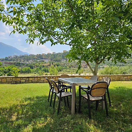 River Escape - Private Beach, Scenic View & Bbq Villa Tepelene