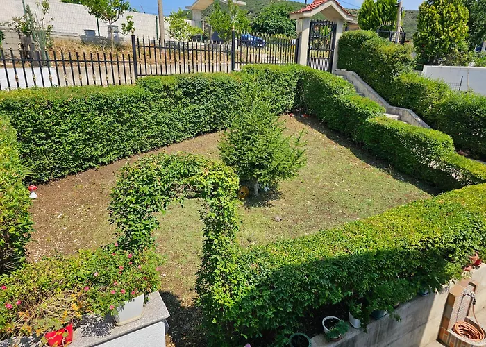 Villa River Escape - Private Beach, Scenic View & Bbq