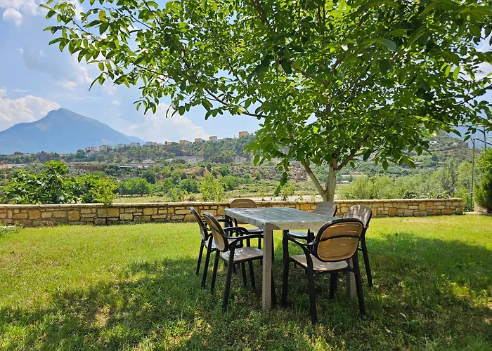 River Escape - Private Beach, Scenic View & Bbq Villa Tepelene