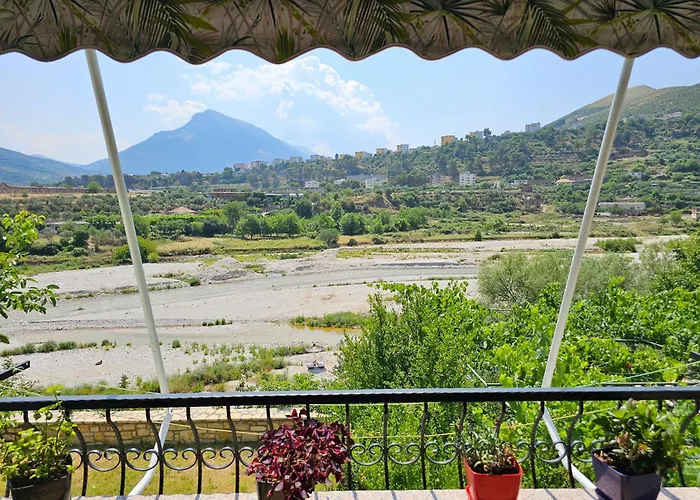 River Escape - Private Beach, Scenic View & Bbq * Tepelene