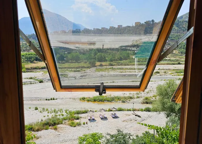 River Escape - Private Beach, Scenic View & Bbq Villa Tepelene