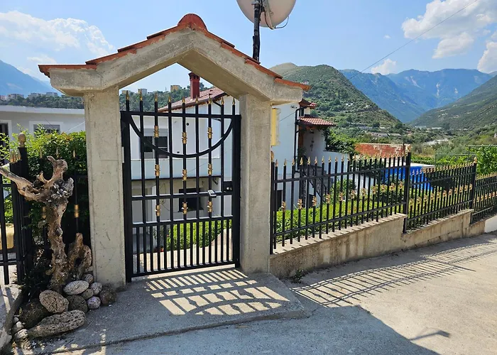 River Escape - Private Beach, Scenic View & Bbq * Tepelene