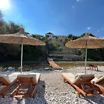 Villa River Escape - Private Beach, Scenic View & Bbq Tepelene