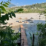 Villa River Escape - Private Beach, Scenic View & Bbq *