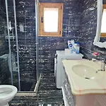 Villa River Escape - Private Beach, Scenic View & Bbq