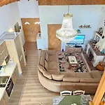 Villa River Escape - Private Beach, Scenic View & Bbq *