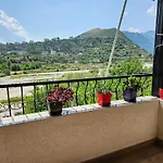 Villa River Escape - Private Beach, Scenic View & Bbq