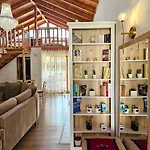 Villa River Escape - Private Beach, Scenic View & Bbq *