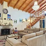 Villa River Escape - Private Beach, Scenic View & Bbq Tepelene