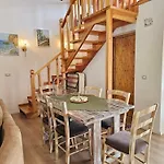 Villa River Escape - Private Beach, Scenic View & Bbq *