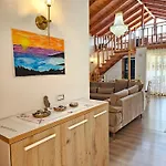 River Escape - Private Beach, Scenic View & Bbq Villa *