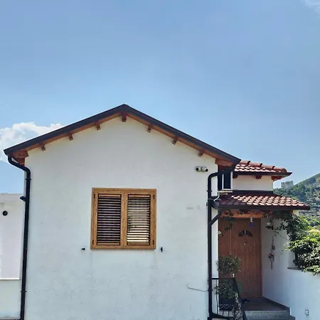 River Escape - Private Beach, Scenic View & Bbq