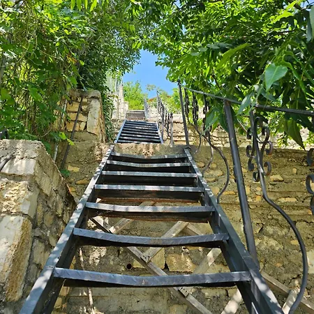 Villa River Escape - Private Beach, Scenic View & Bbq Tepelena