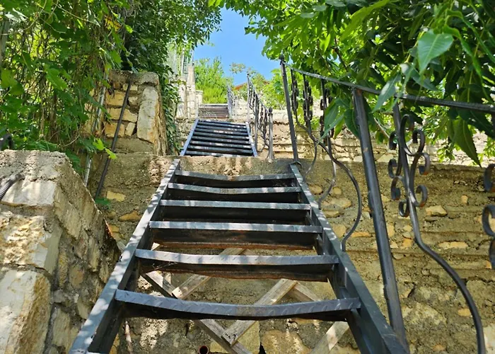 Villa River Escape - Private Beach, Scenic View&bbq Tepelene